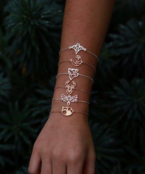 Femme portant six bracelets Made in France avec animaux totem.