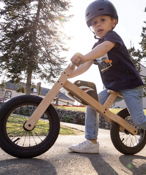 Enfant sur une draisienne Petrolettes fabriquée en France.