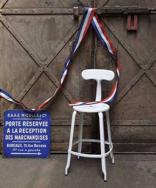 Tabouret en metal blanc fabriqué en France par Chaises Nicolle.