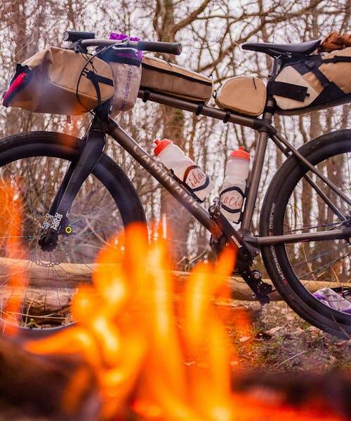 Photo d'un VTT avec des sacoches à vélo fabriquées en France par Velocidade.
