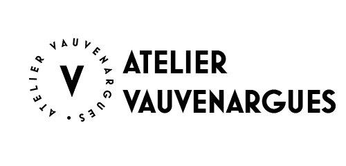 Logo de la marque Atelier Vauvenargues fabricant de cartes et affiches fabriquées en France.