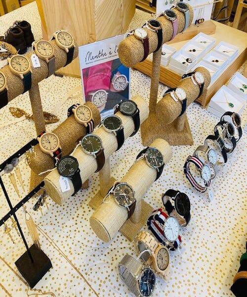 26 montres Made in France de la marque Menthe à l'eau  exposées en vitrine.