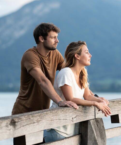 Homme et femme portant des t-shirts en lin fabriqués en France par PangoLin.