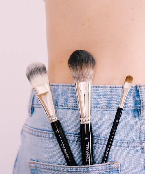 Trois pinceaux de maquillage fabriqués en France par Léonard.