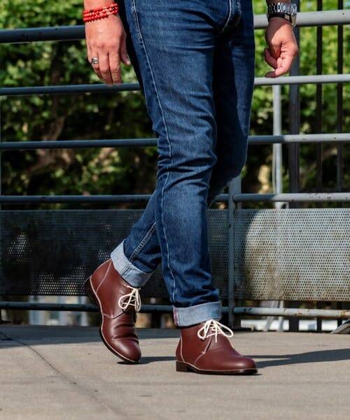 Homme portant des chaussures derbies marrons et fabriquées en France par Venexan.