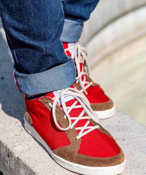 Femme portant des sneakers rouges "Sneak-up" fabriquées en France par la marque Génération Sens.