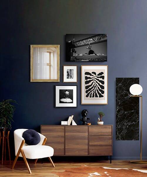 Mur décoré de cadres et miroirs de la marque Ceanothe fabriqués en France.