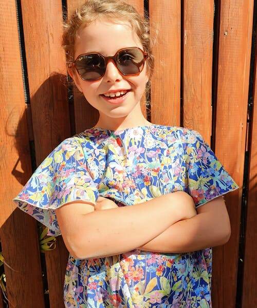 Jeune fille portant une robe liberty fabriquée en France par La Rose et le Renard.