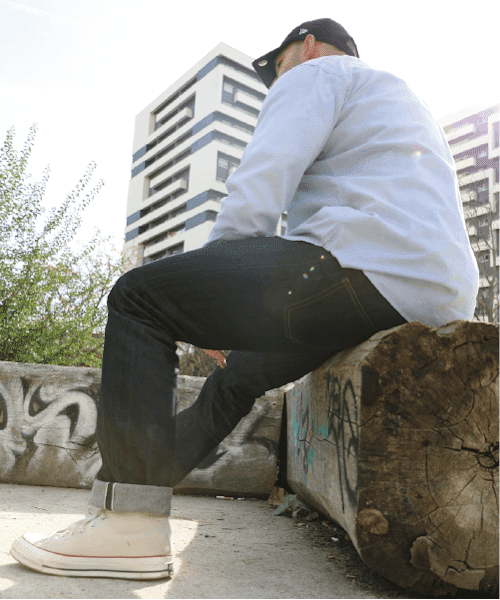 Homme portant un jean haut de gamme Made in France de la marque époques.