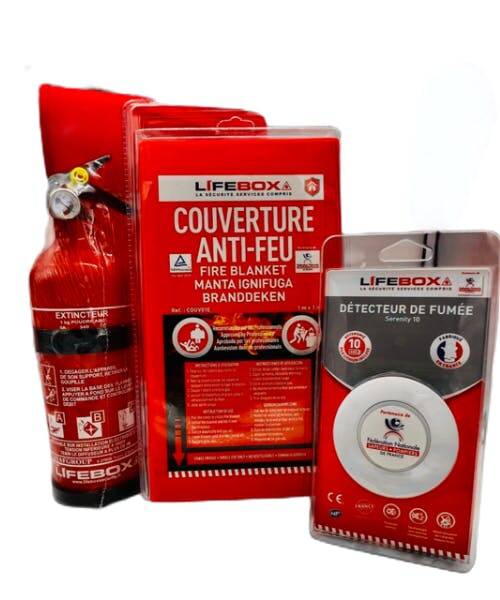 Photo d'équipement de sécurité incendie : extincteur, couverture anti-feu et détecteur de fumée fabriqué en France.. 