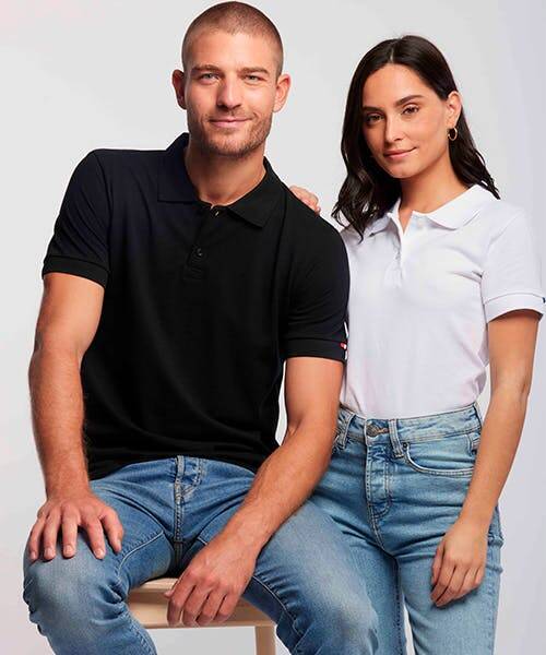 Coupe avec un homme portant un polo noir et femme portant un polo blanc, tous deux fabriqués en France par Les Filosophes.