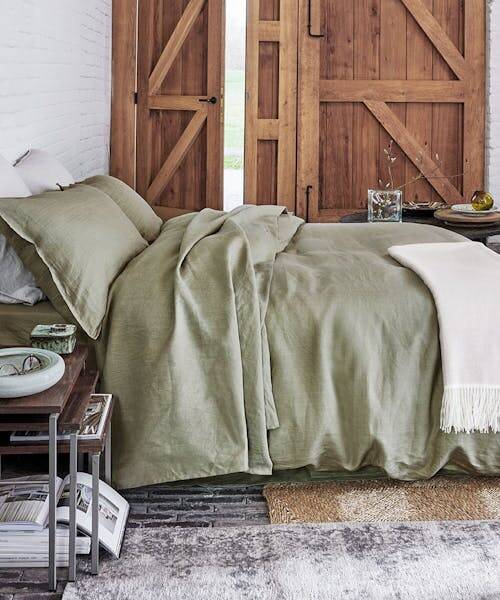 Parure de lit kaki de la collection nouvelle vague fabriqué en France par Alexandre Turpault.