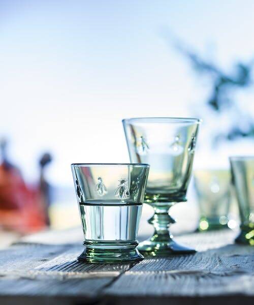 Photo d'une verre à eau et un verre à vin français fabriqué en France par La Rochère.