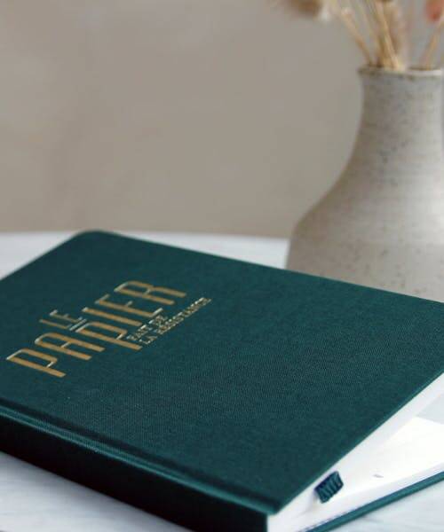 Photo du carnet français Toile du Marais en couleur vert foret fabriqué par Le Papier fait de la Résistance.