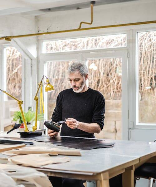 Hugo fondateur de la marque ArtHpied  fabrique un escarpin Made in France.