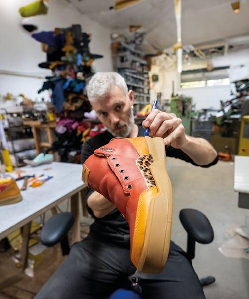 Hugo, le fondateur de la marque, vérifie la qualité d'une basket fabriquée en France.