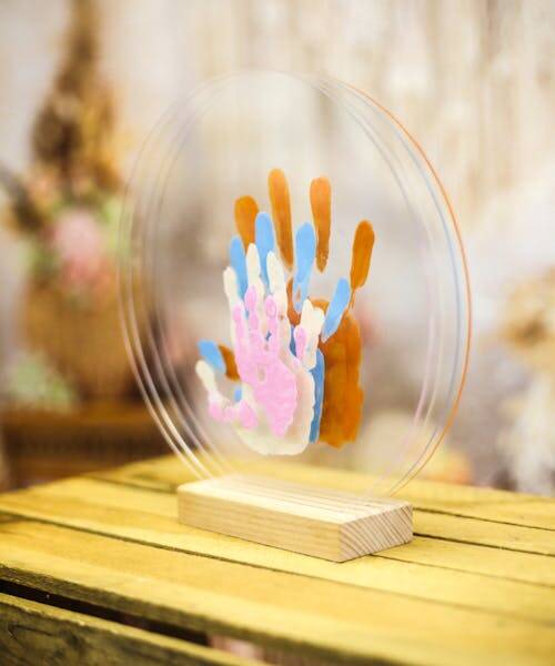 Kit à empreinte de mains made in France sur son socle en bois fabriqué par Louyou.