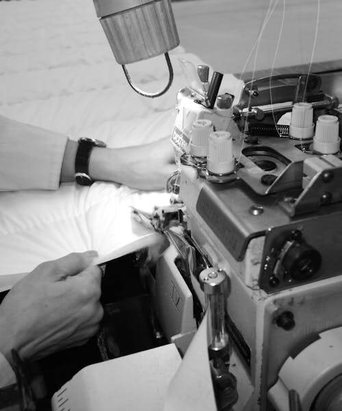 Couturière entrain de fabriquer une couette française de la marque Colas Normand.