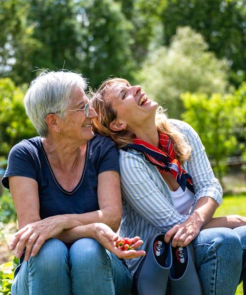 Deux femmes assise dont l'un porte des sabots fabriqués en France par Blackfox.