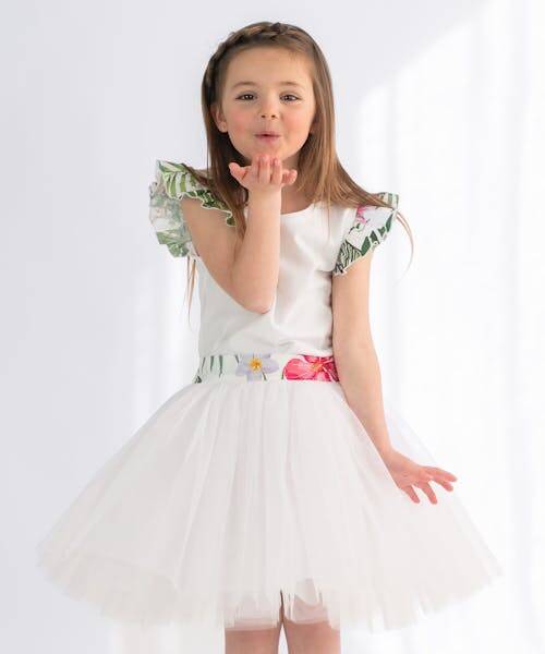 Jeune fille portant le jupon Tiare fabriqué en France par ‘A ’OA’OA.