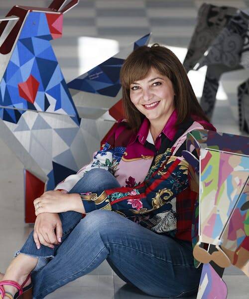 Photo de Christine créatrice de la marque Venera entourées de ses créations.