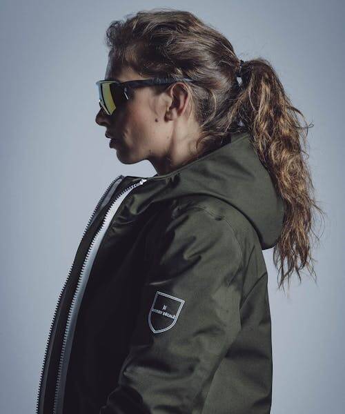 Femme portant une parka kaki fabriquée en France par MAISON DÉCALÉ.