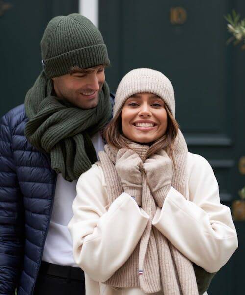 Couple portant des bonnets et écharpes, kaki et blanche, tricotés en France par Maison Bonnefoy.