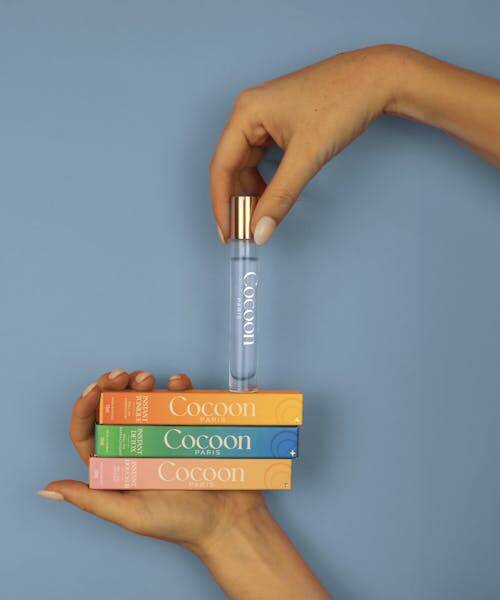 Présentation des roll-on d'huiles essentielles parfumées de la marque Cocoon Paris.