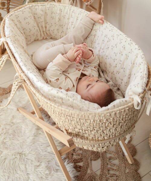 Bébé entrain de jouer dans son coussin fabriqué en France par Les p’tites Merveilles de Bérénice