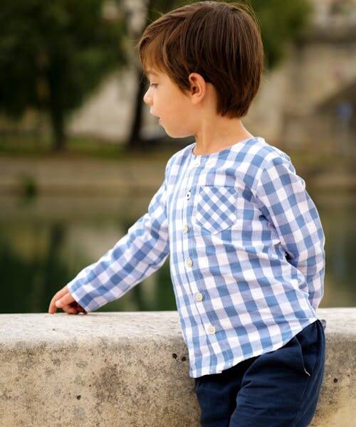 Petit garçon portant une chemise vichy bleu fabriquée en France par Bleu Macaron.