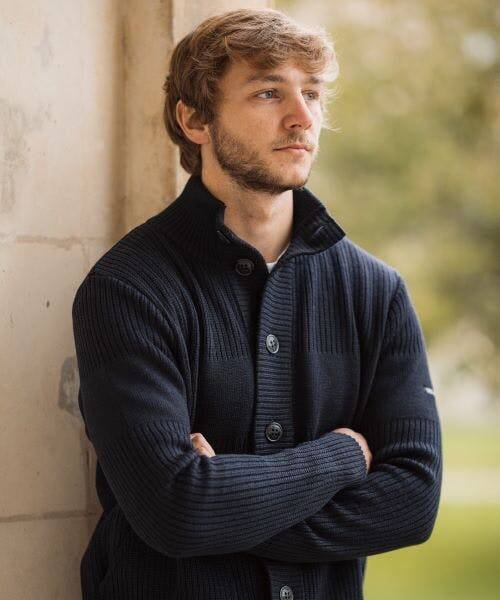 Homme portant un cardigan en maille fabriqué en France par Val de Saire.