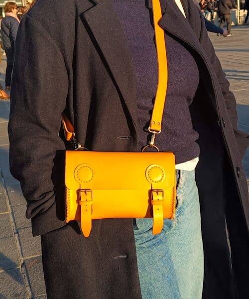 Femme portant un sac à main en cuir fabriqué en France par Faméthic.