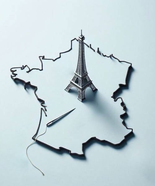 Image montrant la France avec une Tour Eiffel pour illustrer la fabrication à Paris des vêtements de la marque Tadoupika.