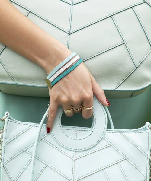 Femme portant un sac à main vert d'eau fabriqué en France par Märgo Maëlle.