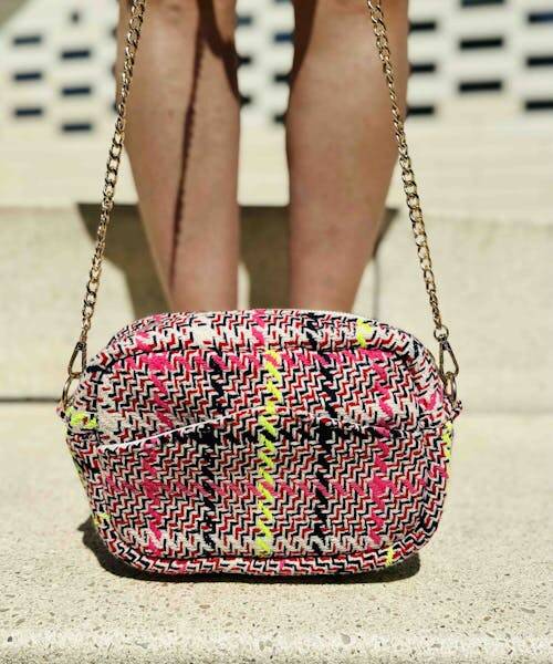 Photo d'un sac à main Sac en tweed rose avec une chaîne doré fabriqués en France par Maison Mallow.