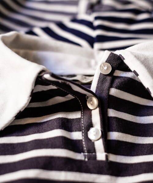 Photo zoom d'un polo à rayures bleues et blanches fabriqués en France par Naiakitsu.