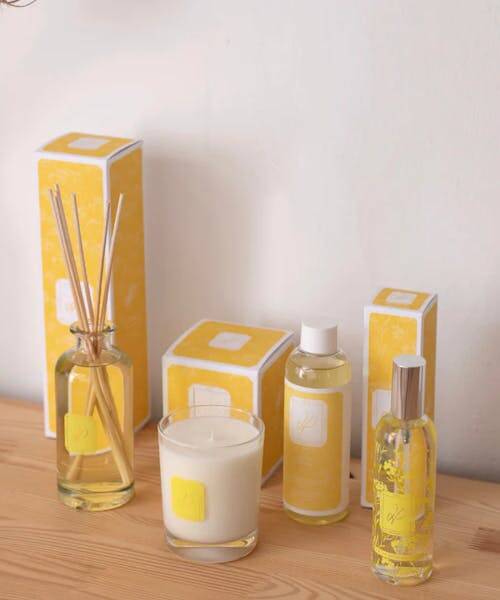 Photo des produits de La Promenade : bougie, parfum d'intérieur en spray et diffuseur d'ambiance.