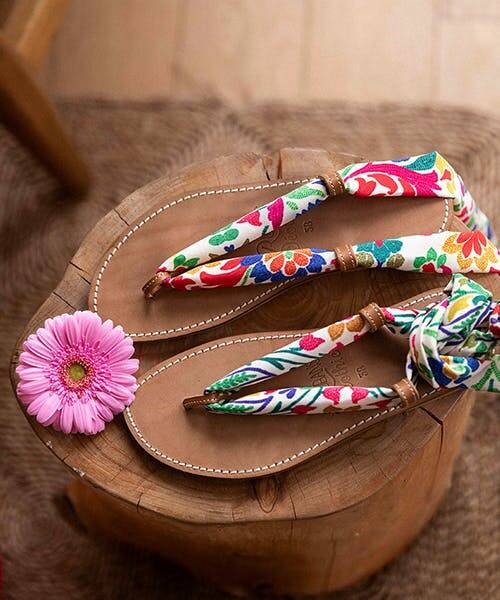 Photo de sandales Made in France pour femmes avec un ruban coloré et personnalisable de la marque Déothie.