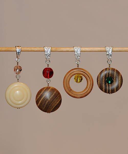 photo de quatre boucles d'oreille fabriqués en France de la marque Creabelles.