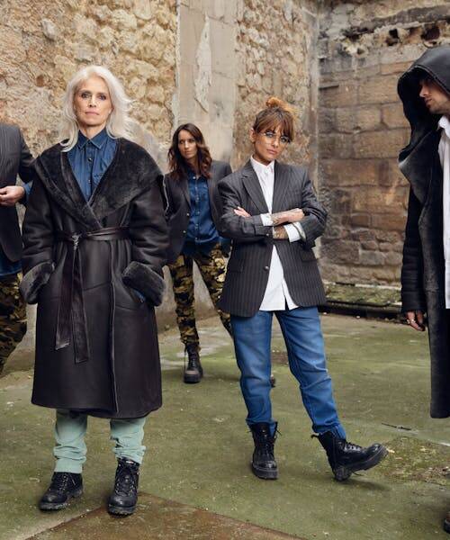 Groupe de personnes portant des vêtements élégants et unisexe fabriqués en Europe et en France par la marque 12IA.