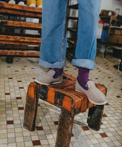 Photo d'un femme portant des charentaises françaises de la marque Rivalin.