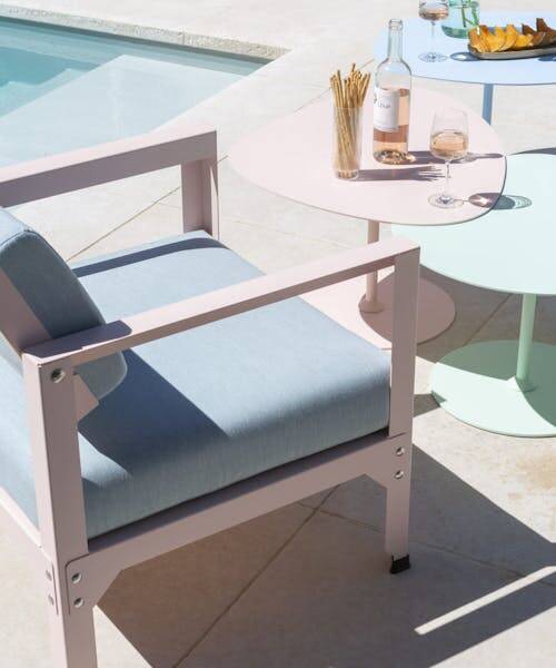 Phot d'un fauteuil et table gigone en métal fabriqués en France par Matière Grise.