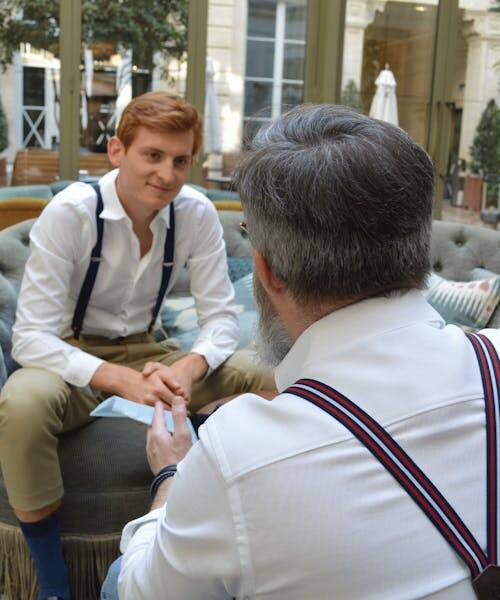 Deux hommes portant des bretelles Made in France avec des chemises blanches.