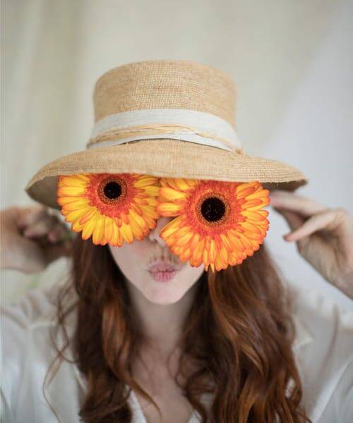 Femme portant un chapeau de paille Lima fabriqué en France.