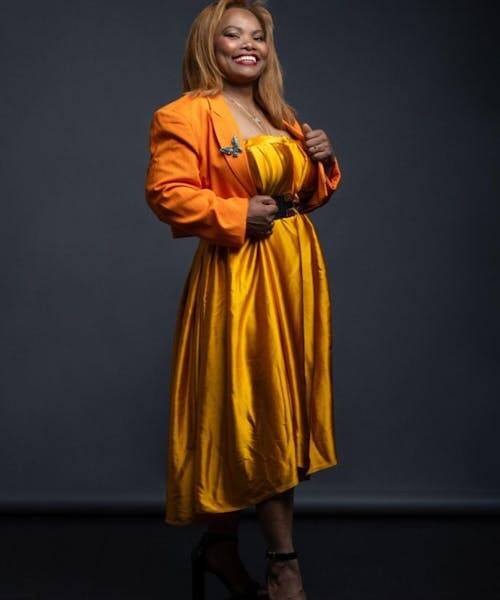 Stéphanie Goulmot, fondatrice de SK Lovely  porte une magnifique robe sur mesure fabriquée en France.