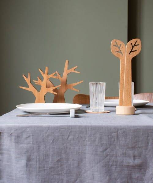 Reine Mère, des objets décoratifs pour la table de la salle à manger.