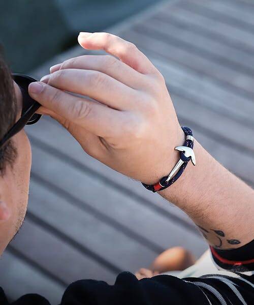 Femme portant un bracelet breton fabriqué en France par Monzémaré.