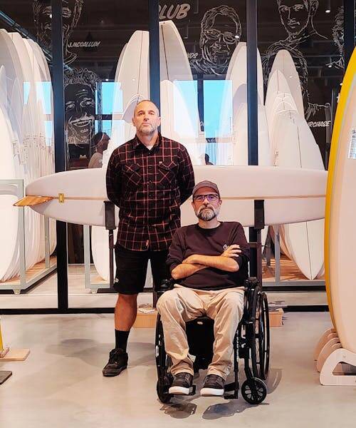 Les frères Thomas et Renaud Cardinal fondateusr du Shapers Club posent devant leurs planches de surf fabriqués en France.