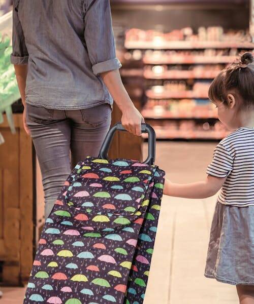 Une mère et sa fille font des courses avec une caddie fabriqué en France par Sidebag.