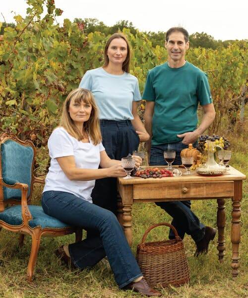 Trois femmes autours d'une table portant des vêtements fabriqués en Occitanie par Terre Tissée.